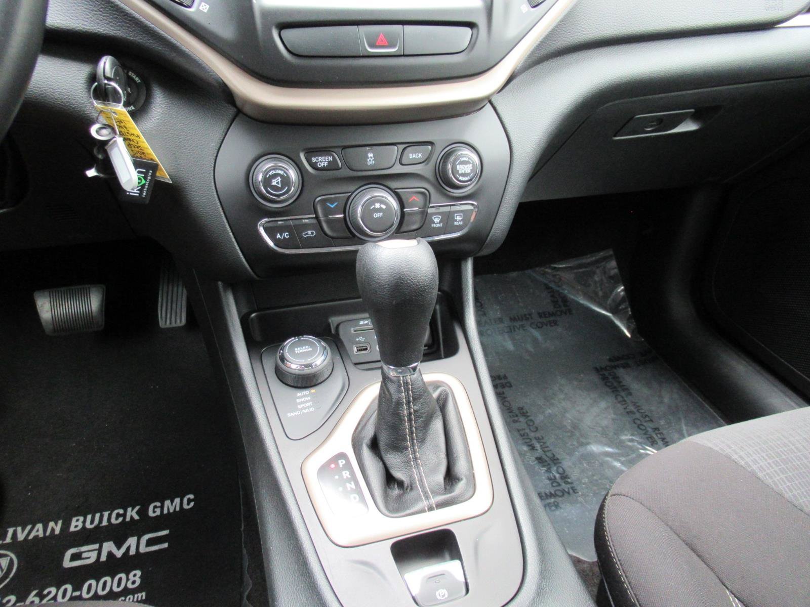Used 2015 Jeep Cherokee Latitude w/ Cold Weather Group AWD/4WD image 27