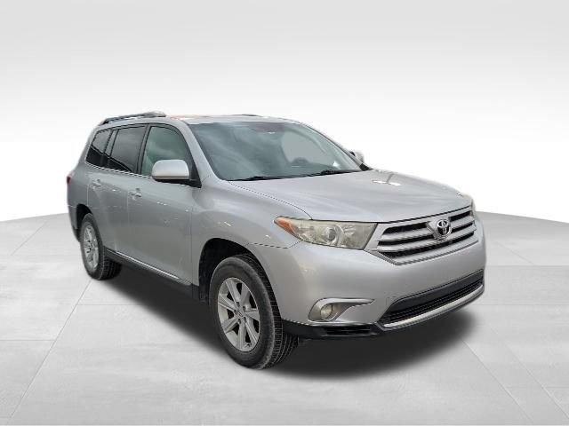 Used 2012 Toyota Highlander SE w/ Tow Pkg FWD image 2