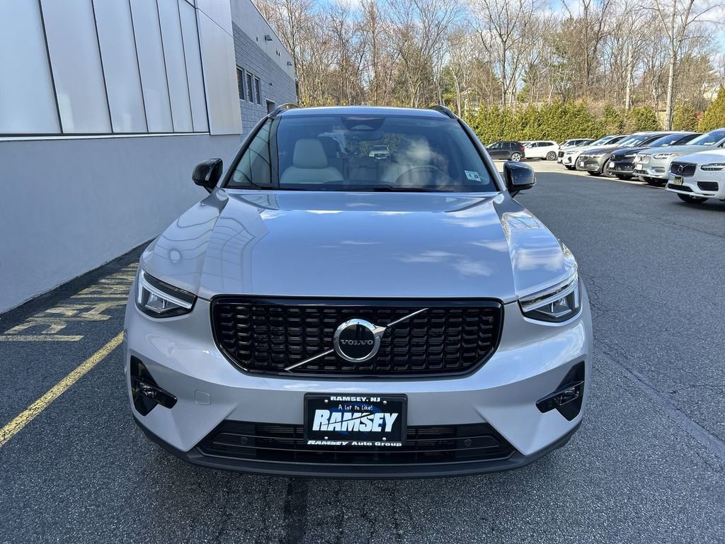 Certified 2023 Volvo XC40 B5 Plus w/ Climate Package image 3
