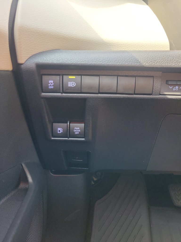 Used 2022 Toyota Sienna XLE FWD image 35