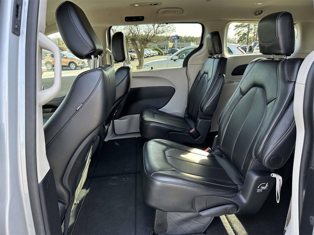 Used 2024 Chrysler Pacifica Touring-L image 15