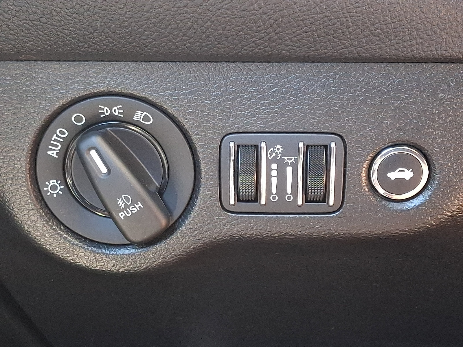 Used 2022 Dodge Challenger SXT w/ Driver Convenience Group AWD/4WD image 26