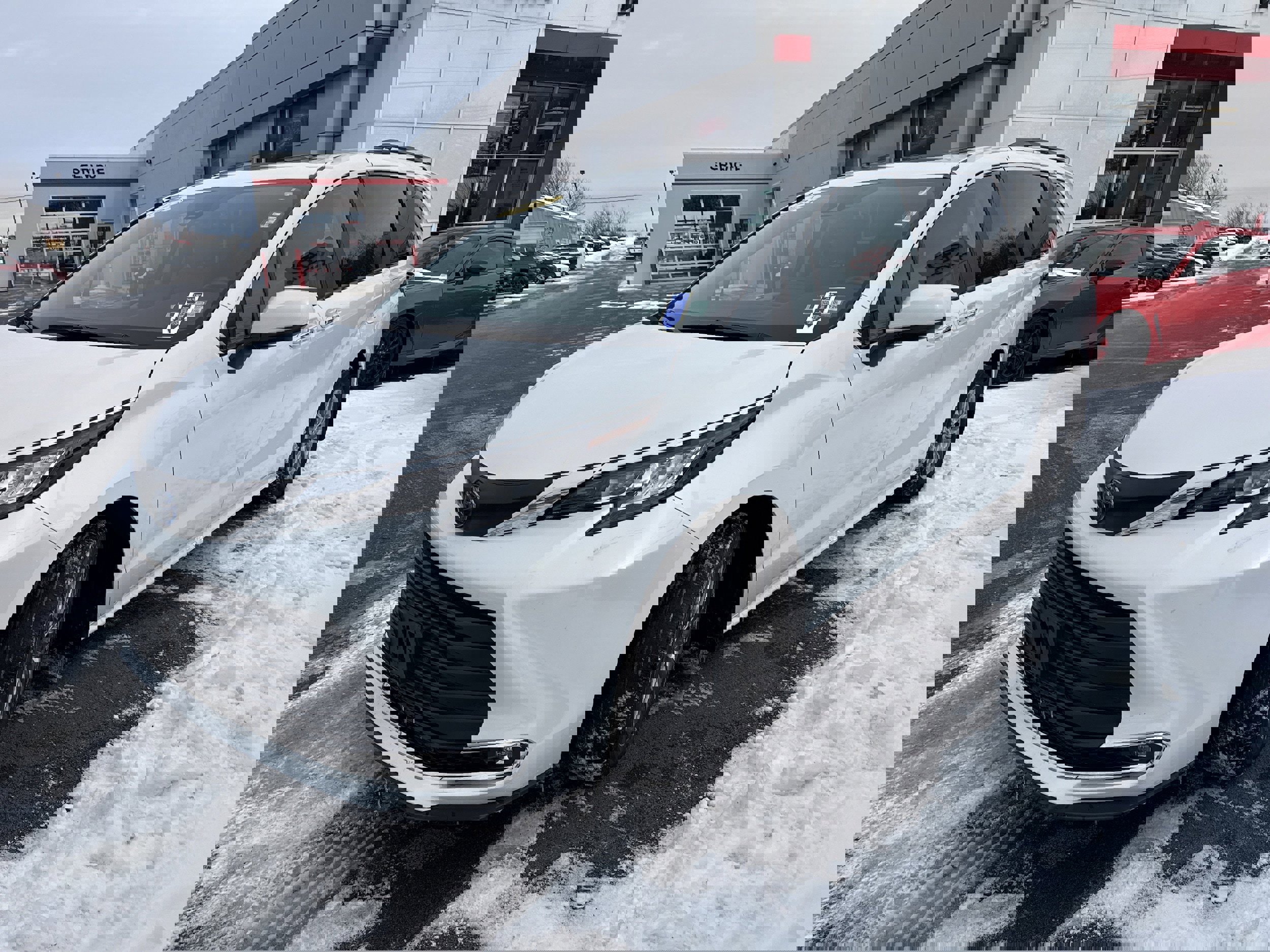 Used 2023 Toyota Sienna XLE image 3