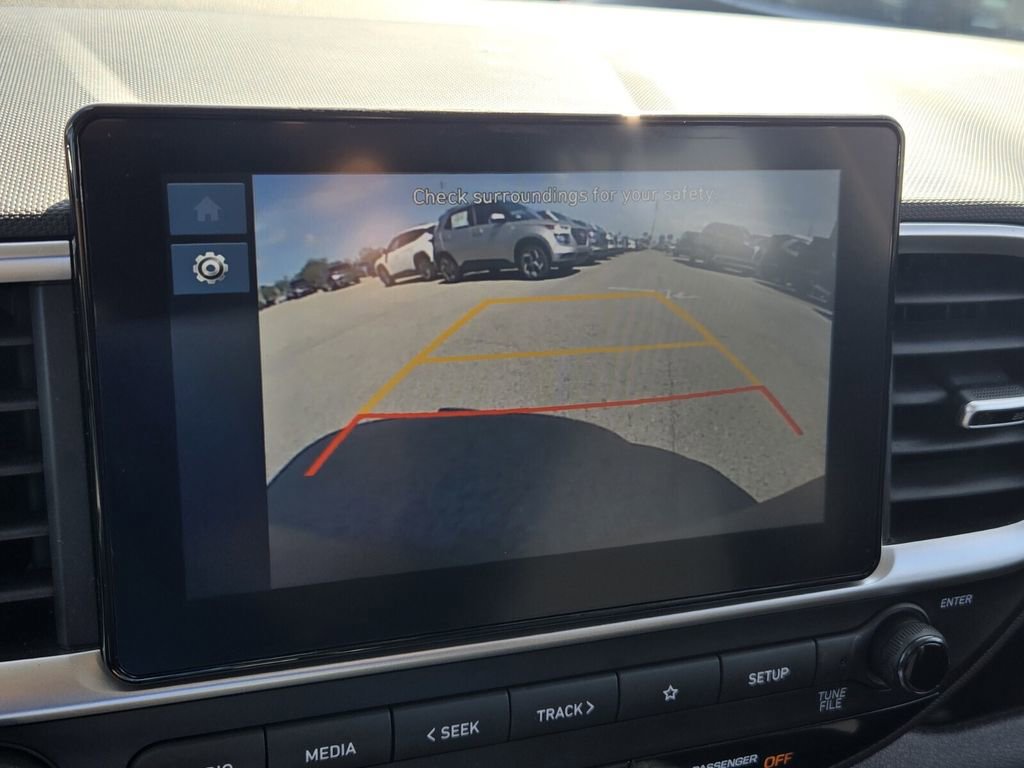 Certified 2025 Hyundai Venue SE FWD image 19