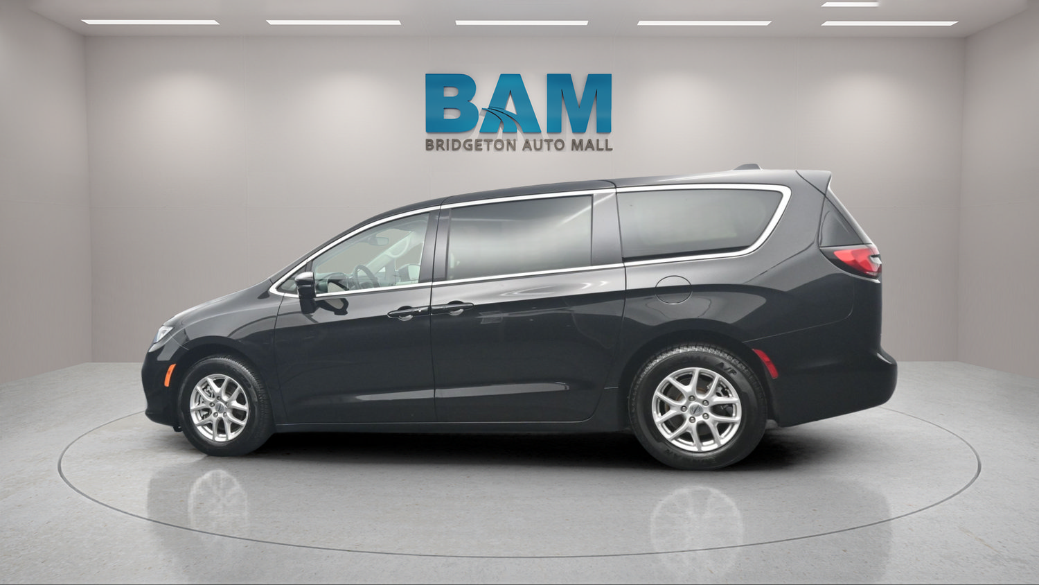Used 2024 Chrysler Pacifica Touring-L FWD image 4