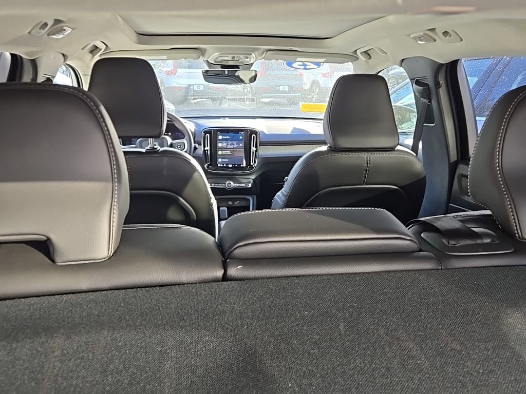 Certified 2025 Volvo XC40 B5 Core image 8