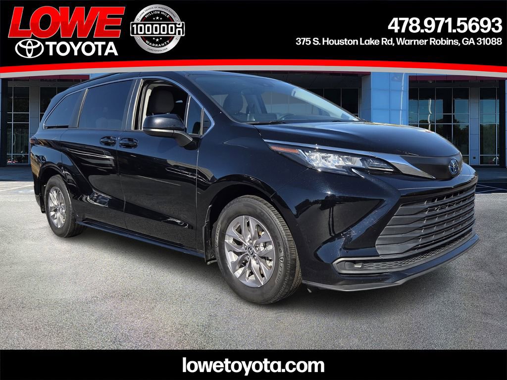 Certified 2023 Toyota Sienna LE AWD/4WD image 1