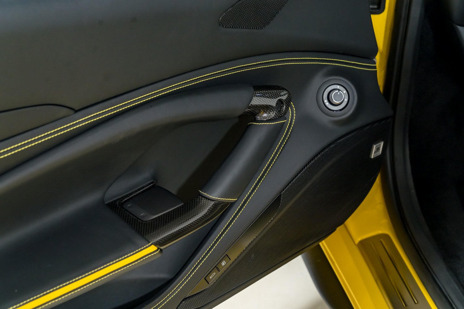 Used 2022 Ferrari F8 Tributo RWD image 32