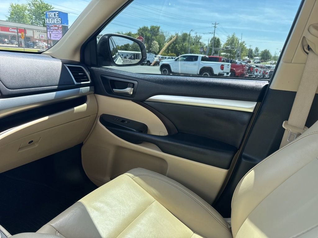 Used 2019 Toyota Highlander XLE AWD/4WD image 16