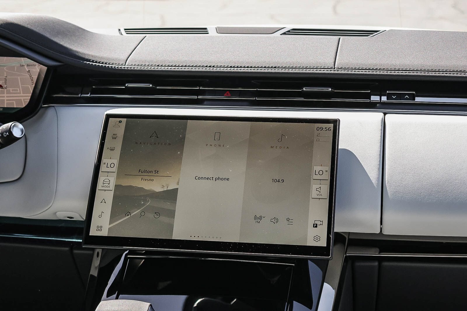 New 2026 Land Rover Range Rover Sport SE AWD/4WD image 23