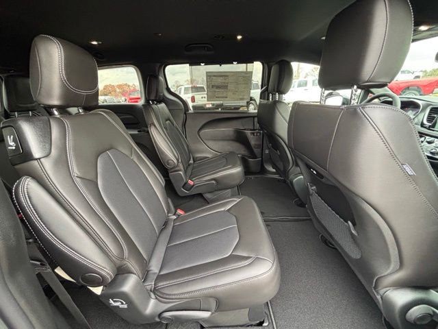New 2026 Chrysler Pacifica Select image 8