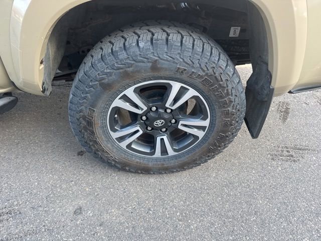 Used 2017 Toyota Tacoma TRD Sport w/ Tow Package (A/T) image 14