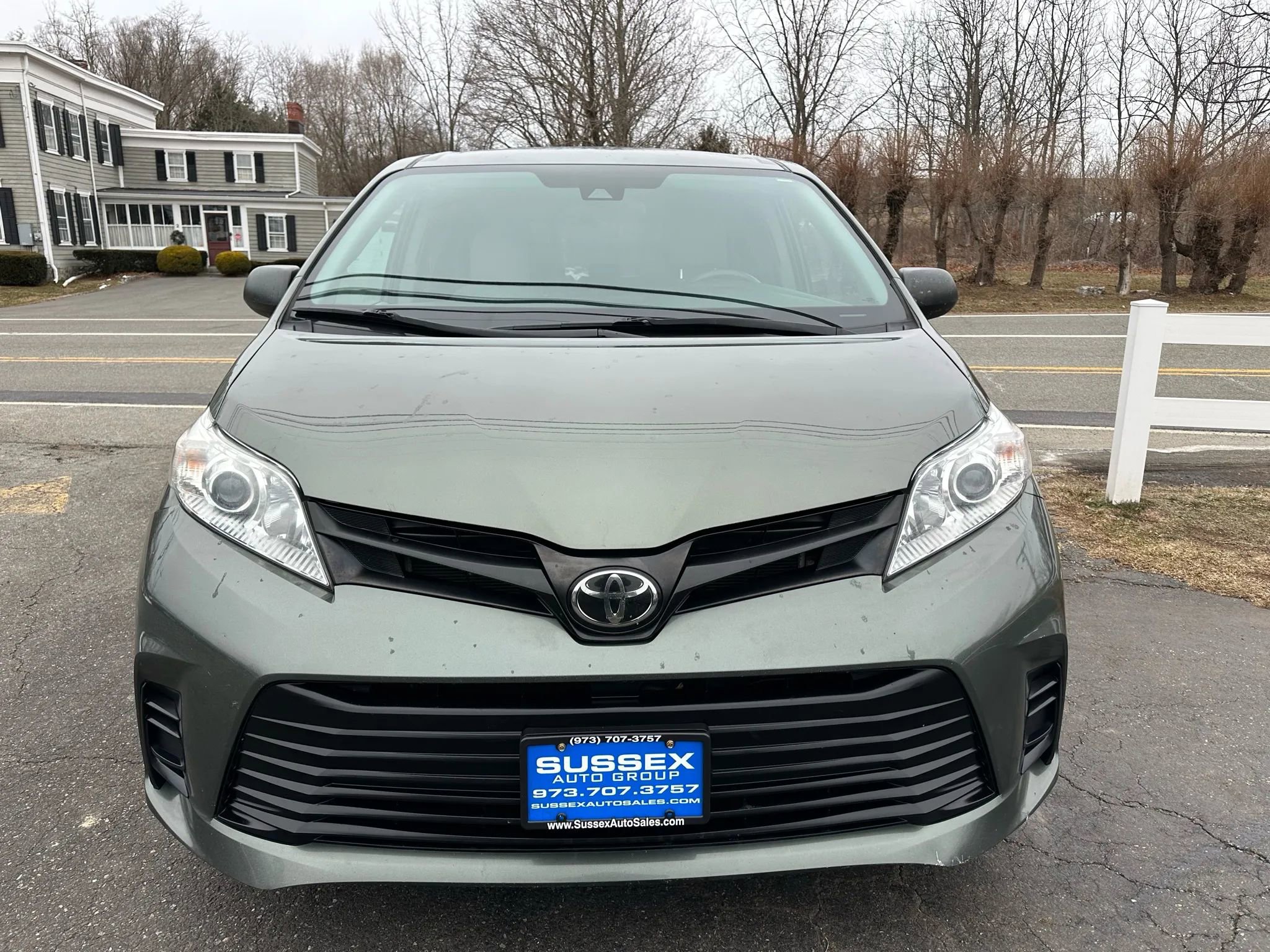 Used 2020 Toyota Sienna L image 2
