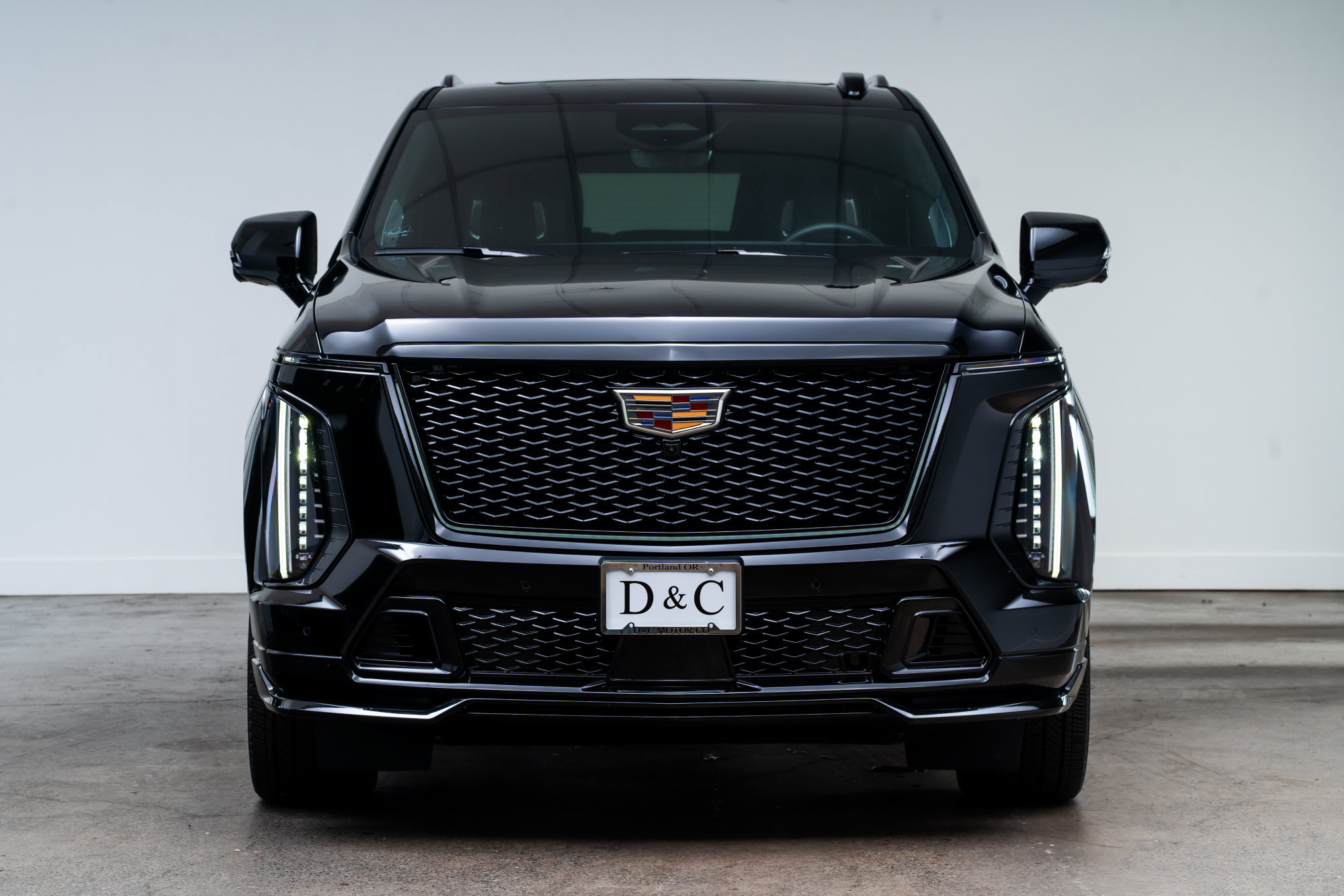 Used 2025 Cadillac Escalade ESV V AWD/4WD image 2