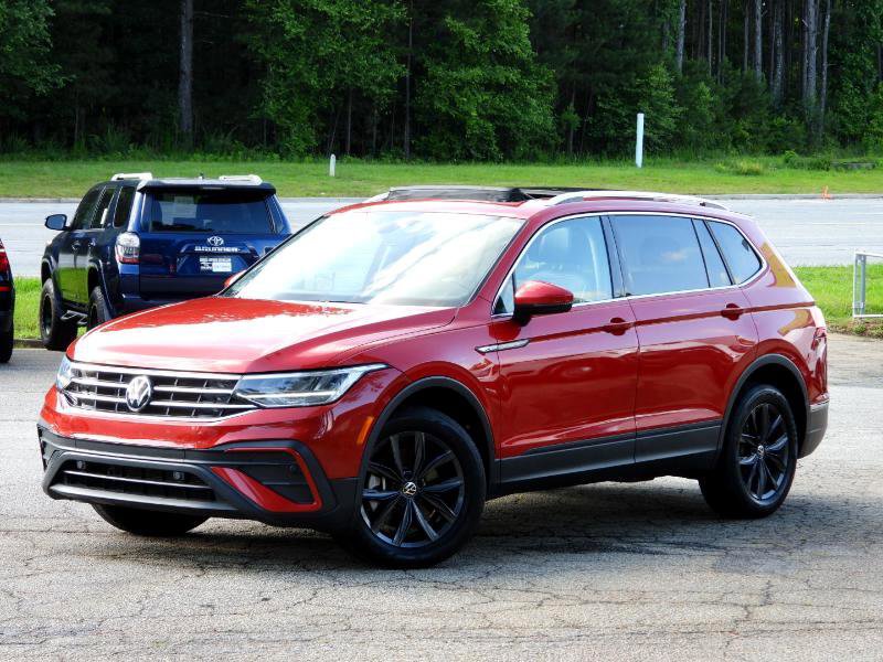 Used 2023 Volkswagen Tiguan SE w/ Panoramic Sunroof Package image 5