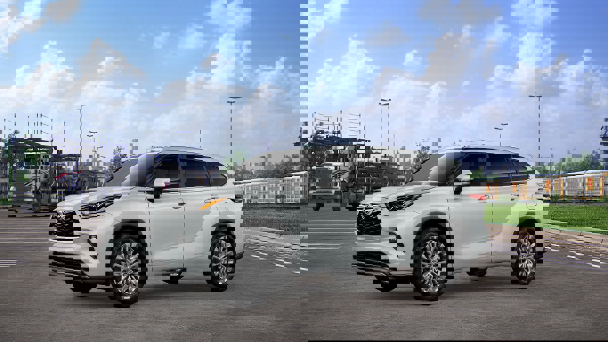 New 2026 Toyota Highlander Platinum image 2