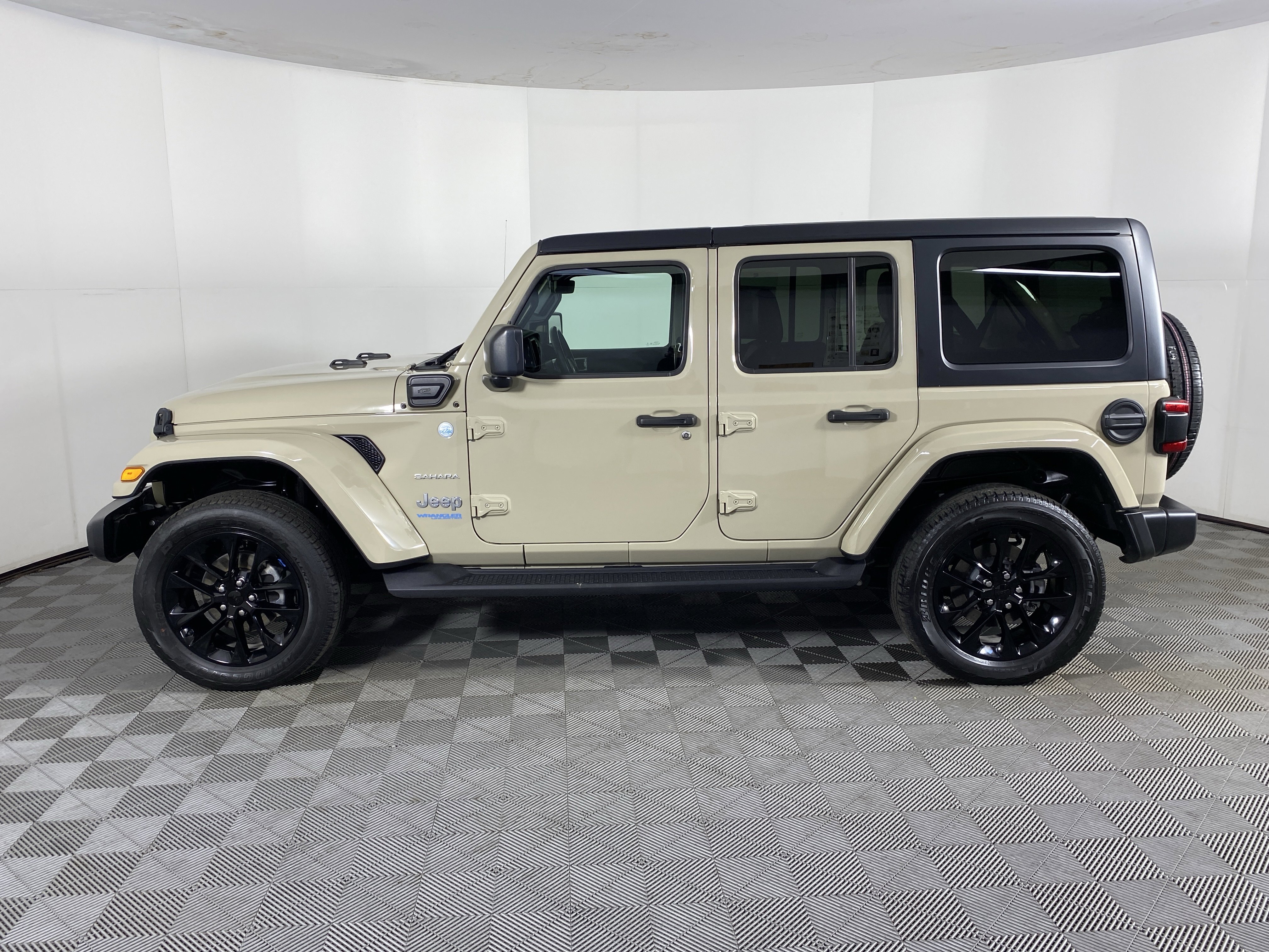 Used 2022 Jeep Wrangler Unlimited Sahara w/ Cold Weather Group image 11