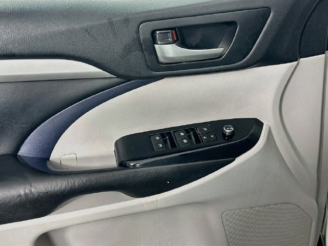 Used 2019 Toyota Highlander XLE AWD/4WD image 25