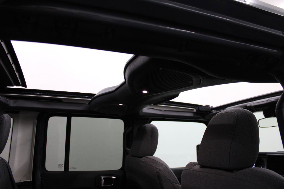 Used 2025 Jeep Wrangler Unlimited Sahara w/ Safety Group image 13