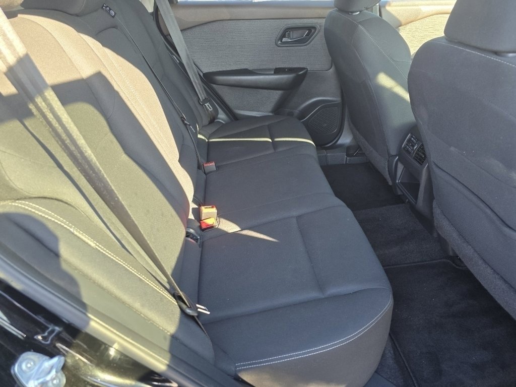 Used 2023 Nissan Rogue S image 17