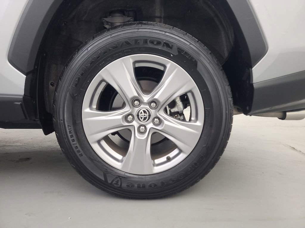 Used 2025 Toyota RAV4 XLE AWD/4WD image 11