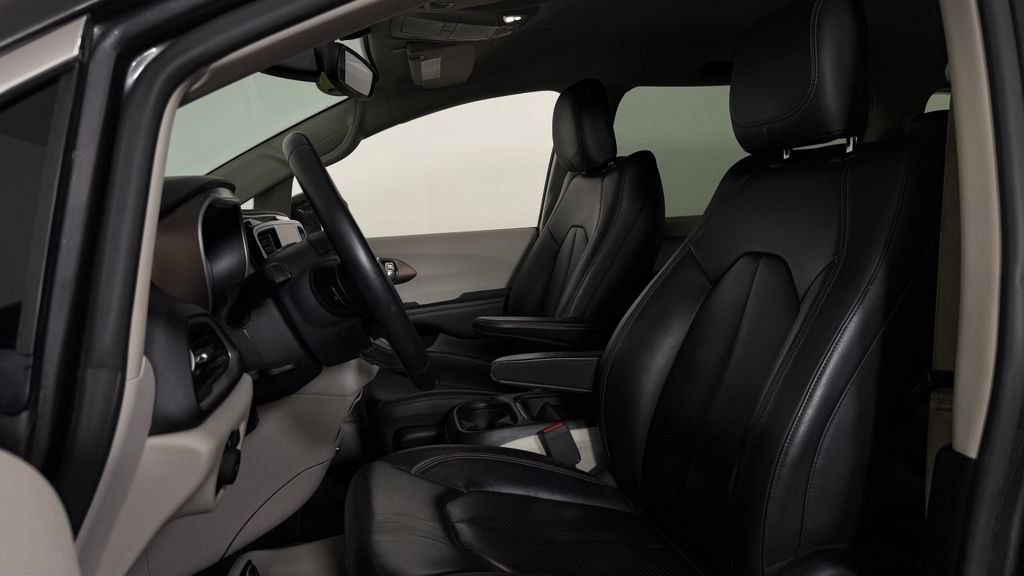 Used 2018 Chrysler Pacifica Touring-L w/ Premium Audio Group FWD image 16