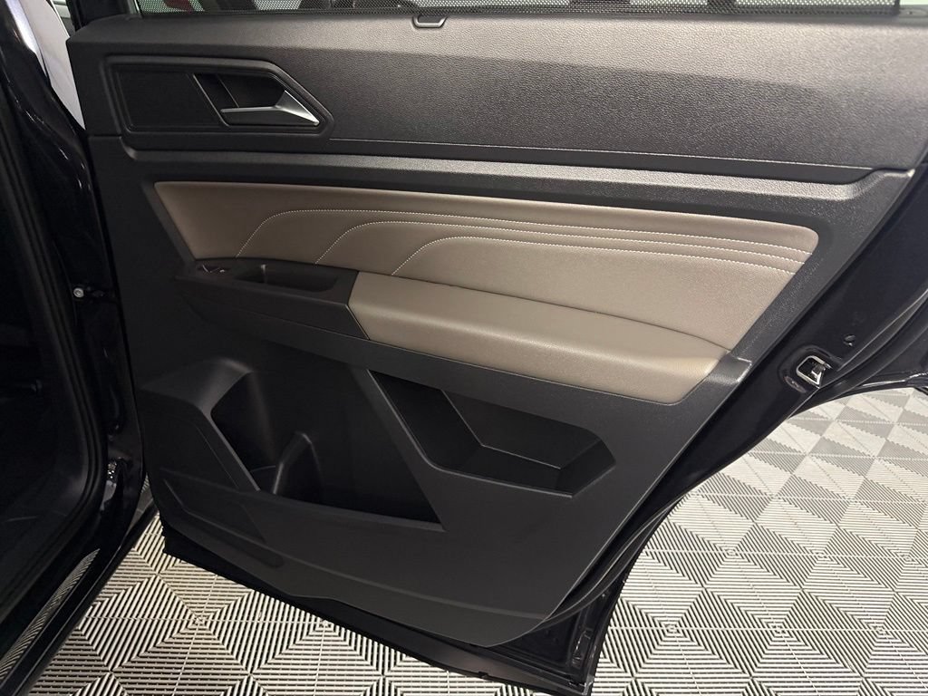 Used 2023 Volkswagen Atlas SE w/ Black Wheel Package FWD image 33