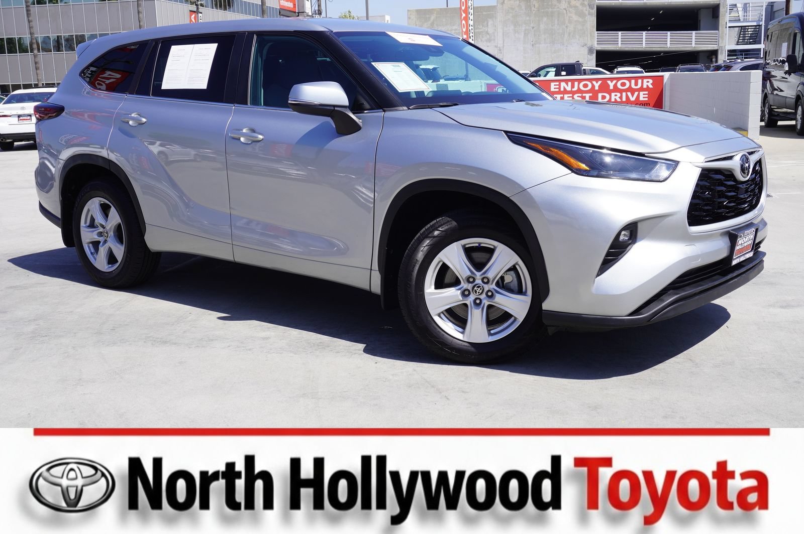 Used 2024 Toyota Highlander LE AWD/4WD image 1