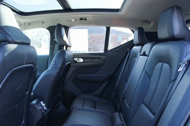 Used 2025 Volvo XC40 B5 Plus image 34