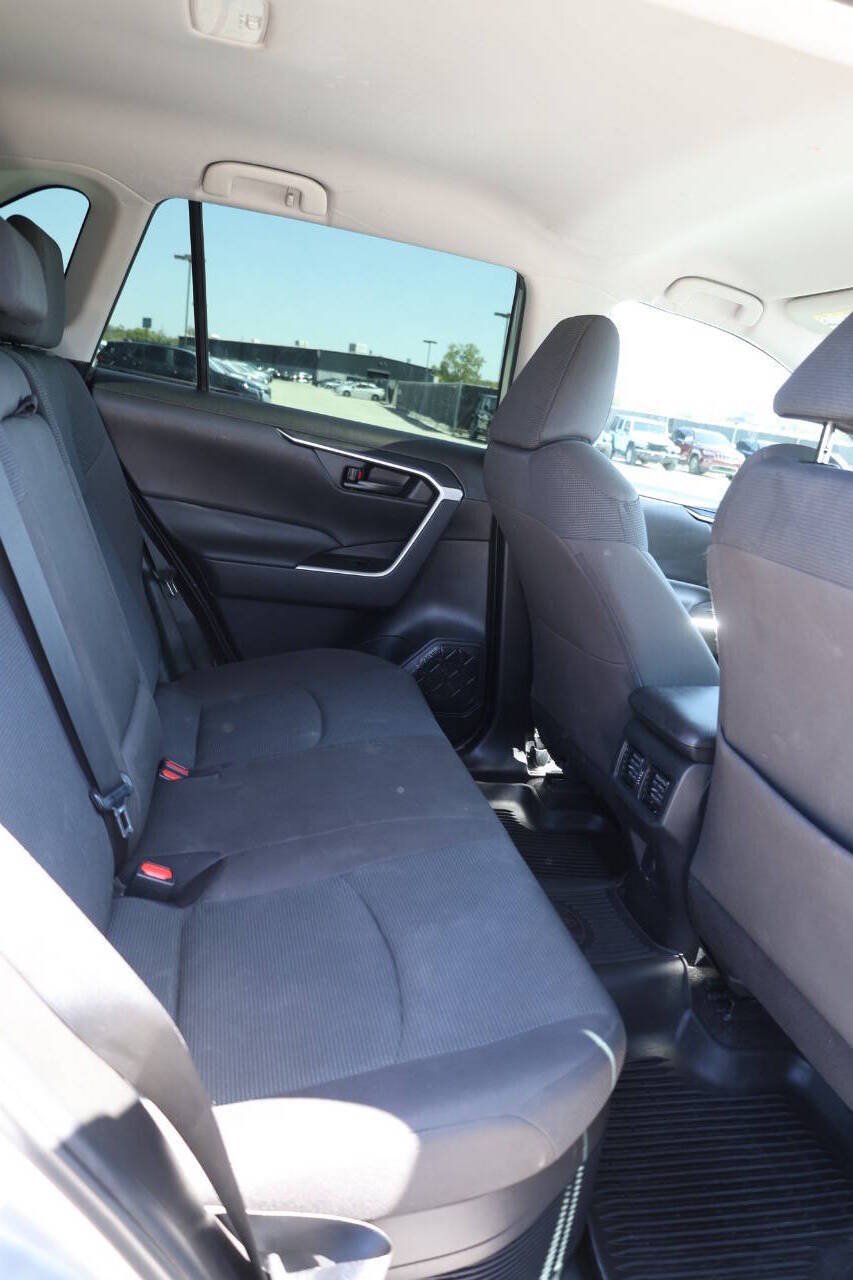 Used 2021 Toyota RAV4 LE AWD/4WD image 16