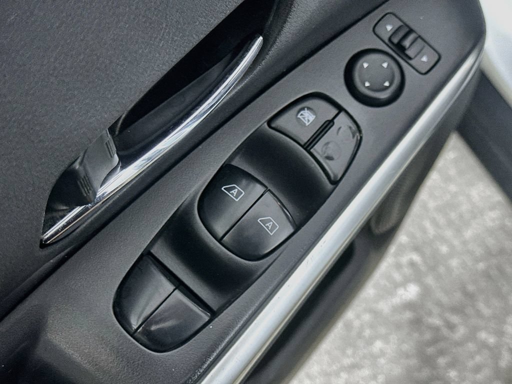 Used 2019 Nissan Kicks SR w/ SR Premium Package FWD image 19