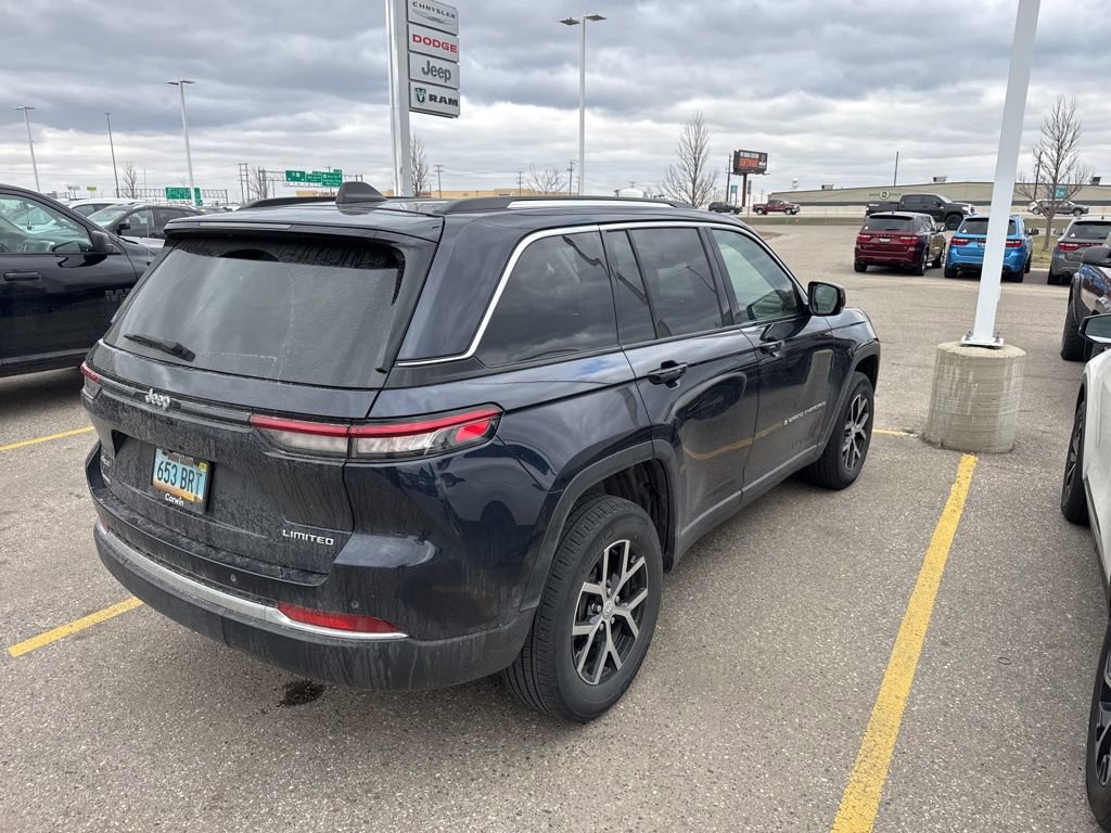 Used 2023 Jeep Grand Cherokee Limited image 3