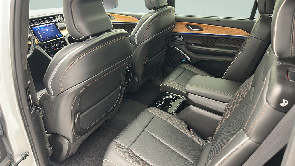 Used 2023 Jeep Grand Cherokee L Summit AWD/4WD image 10