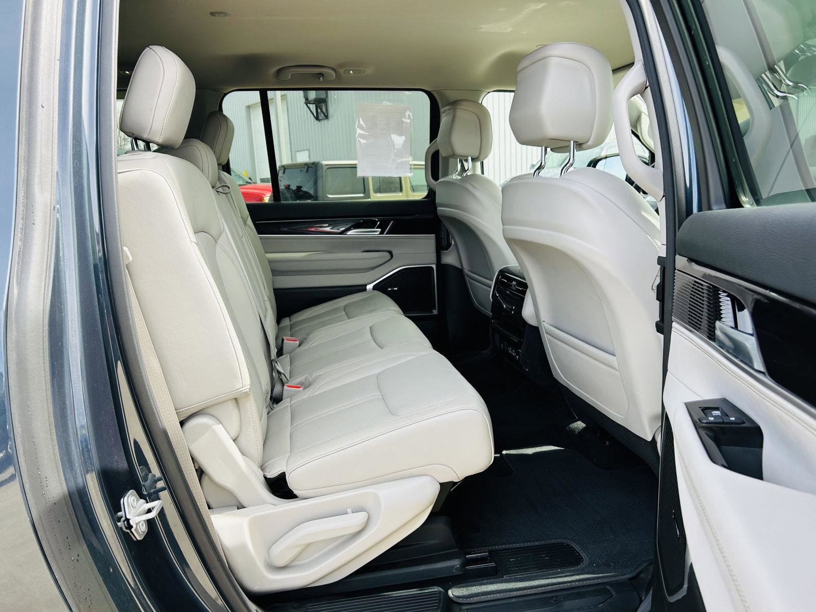 Used 2024 Jeep Wagoneer L 4WD w/ HD Trailer Tow Package image 33