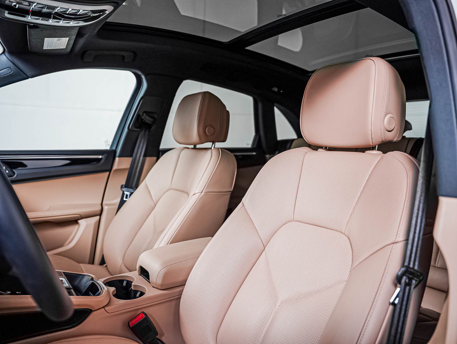 Certified 2026 Porsche Macan AWD/4WD image 5