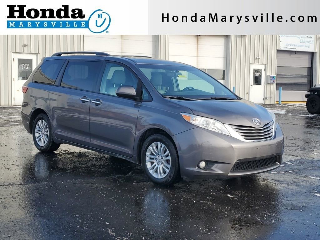Used 2015 Toyota Sienna XLE image 1