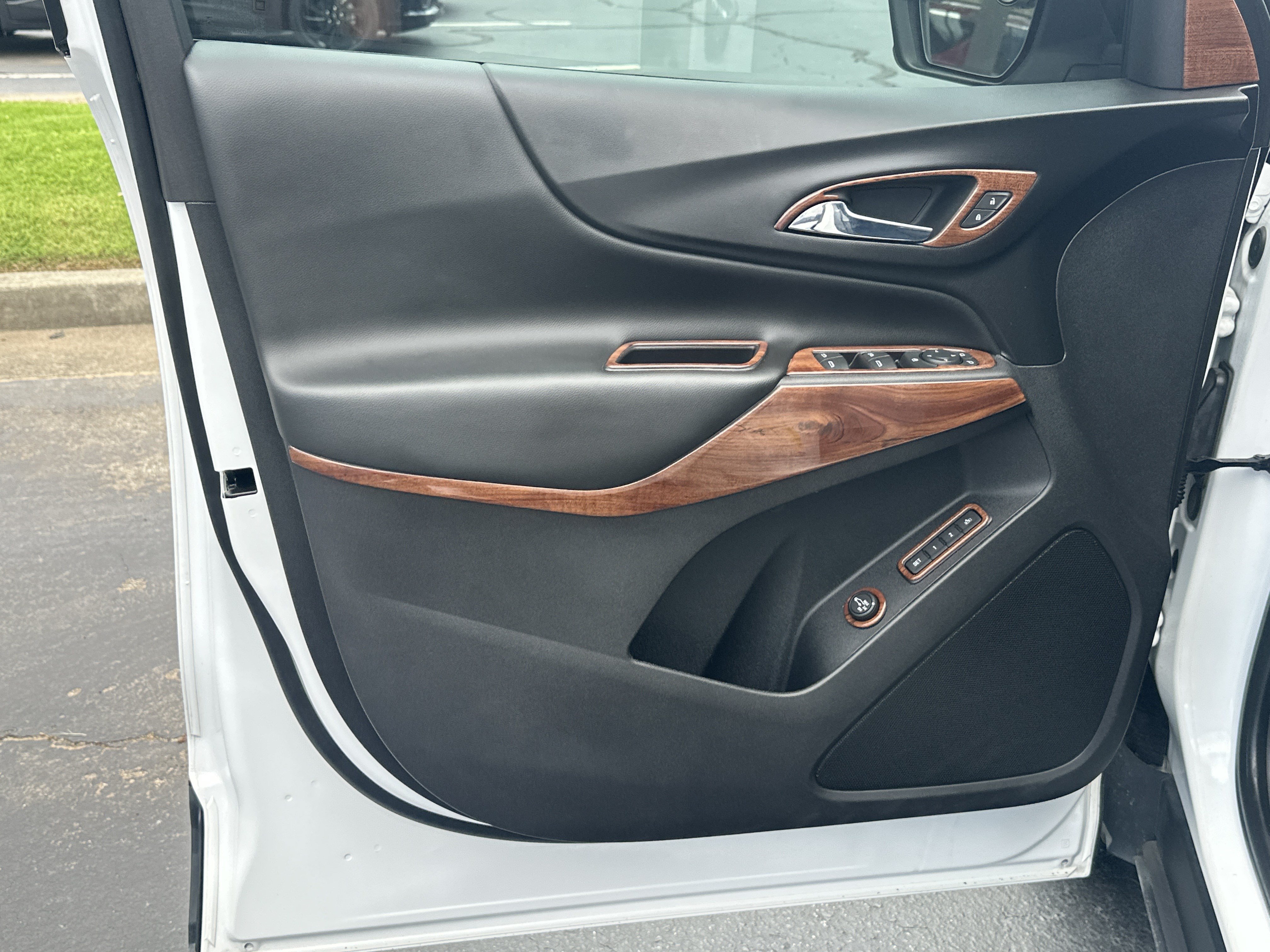 Certified 2020 Chevrolet Equinox LT w/ Sport Edition FWD image 10