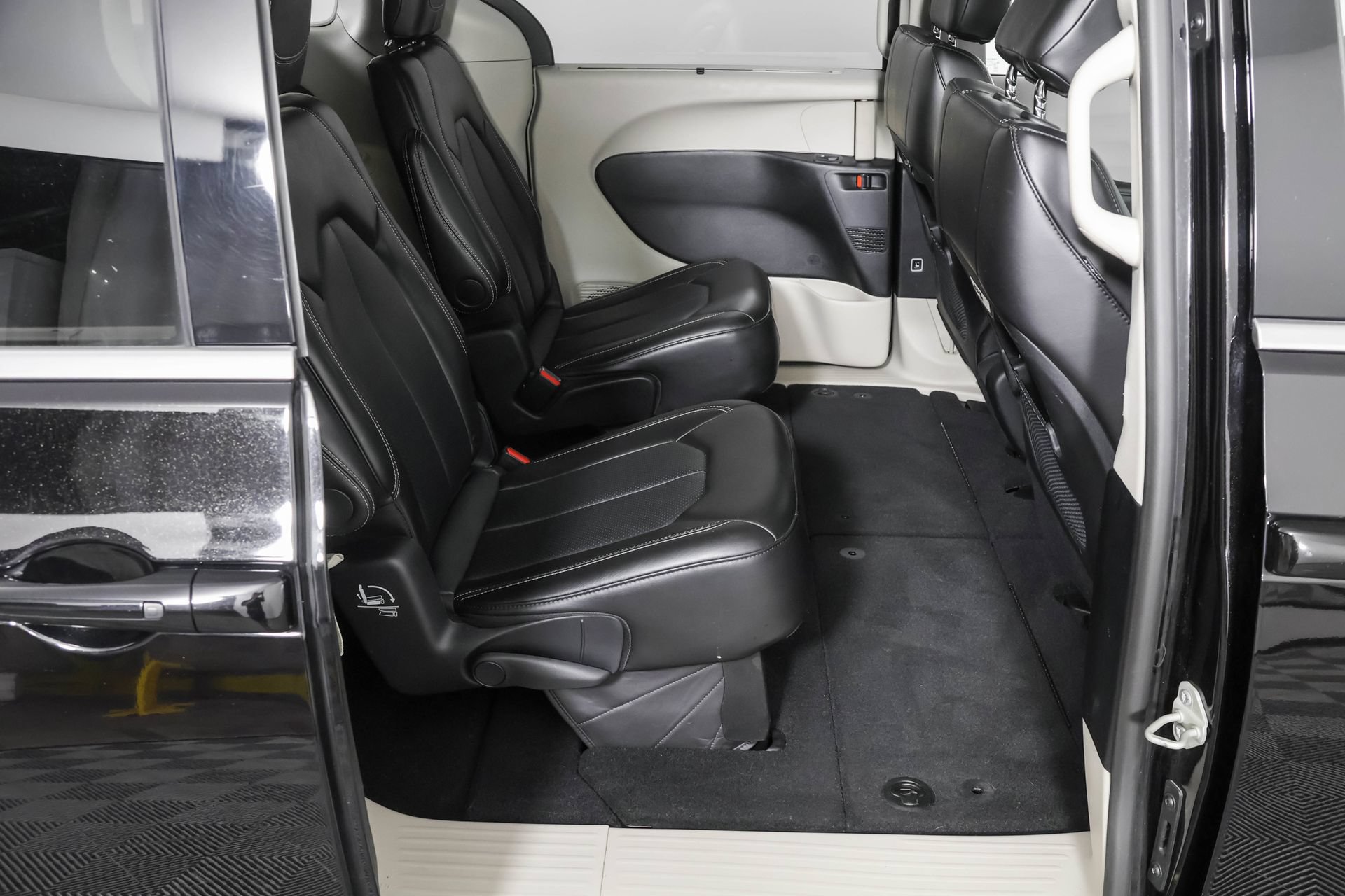 Used 2024 Chrysler Pacifica Touring-L FWD image 41