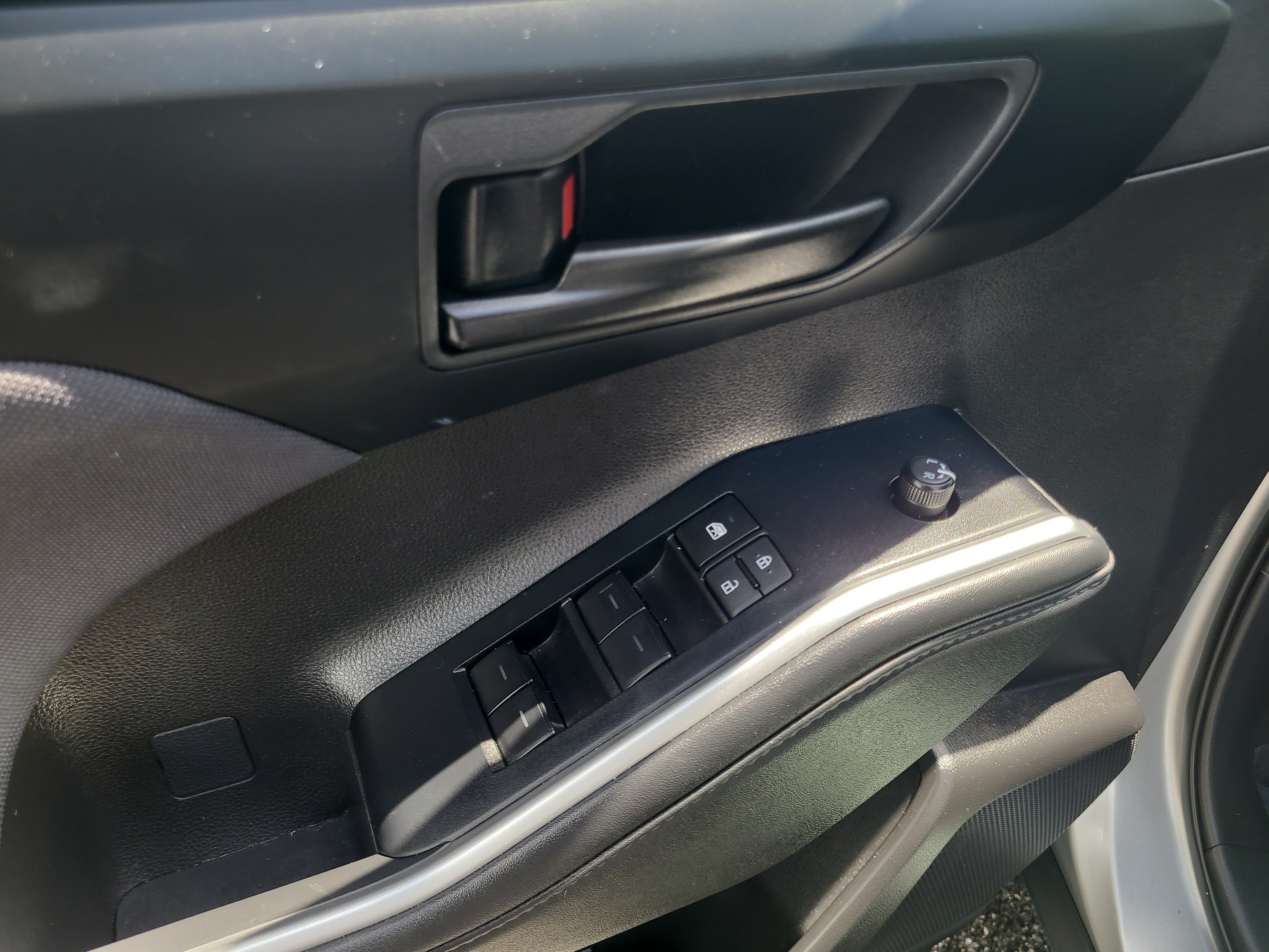 Used 2025 Toyota Highlander LE FWD image 19