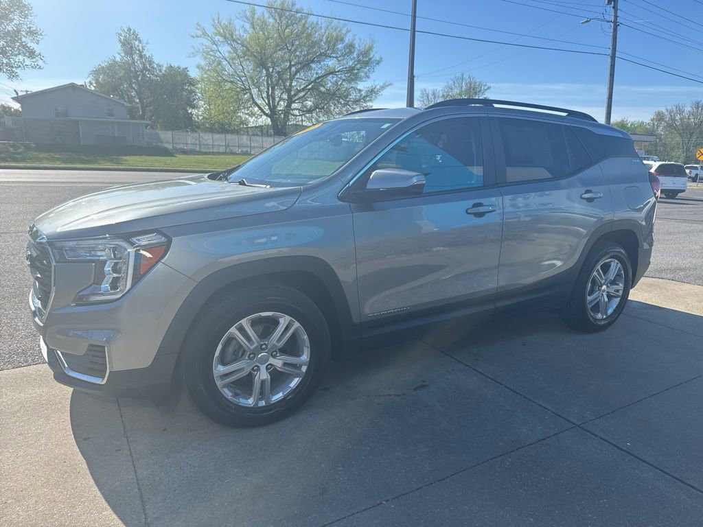 Used 2023 GMC Terrain SLE w/ Driver Convenience Package image 3
