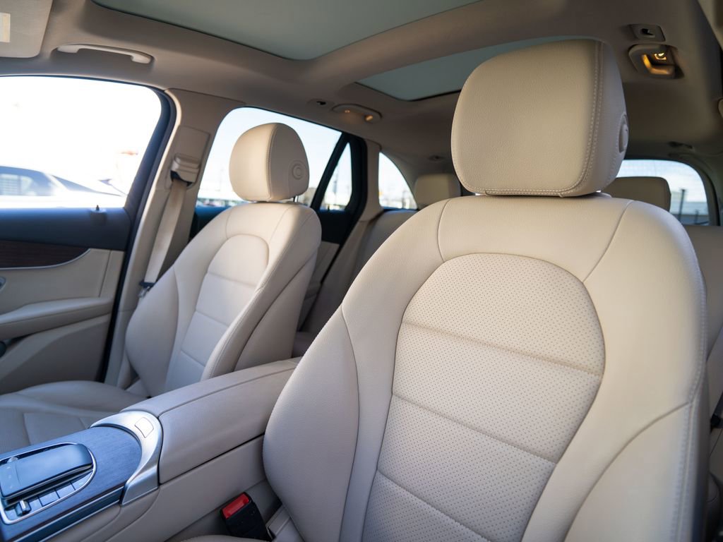 Used 2021 Mercedes-Benz GLC 300 4MATIC w/ Premium Package image 6