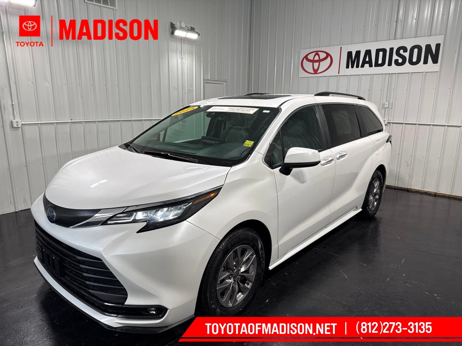 Used 2025 Toyota Sienna XLE FWD image 1