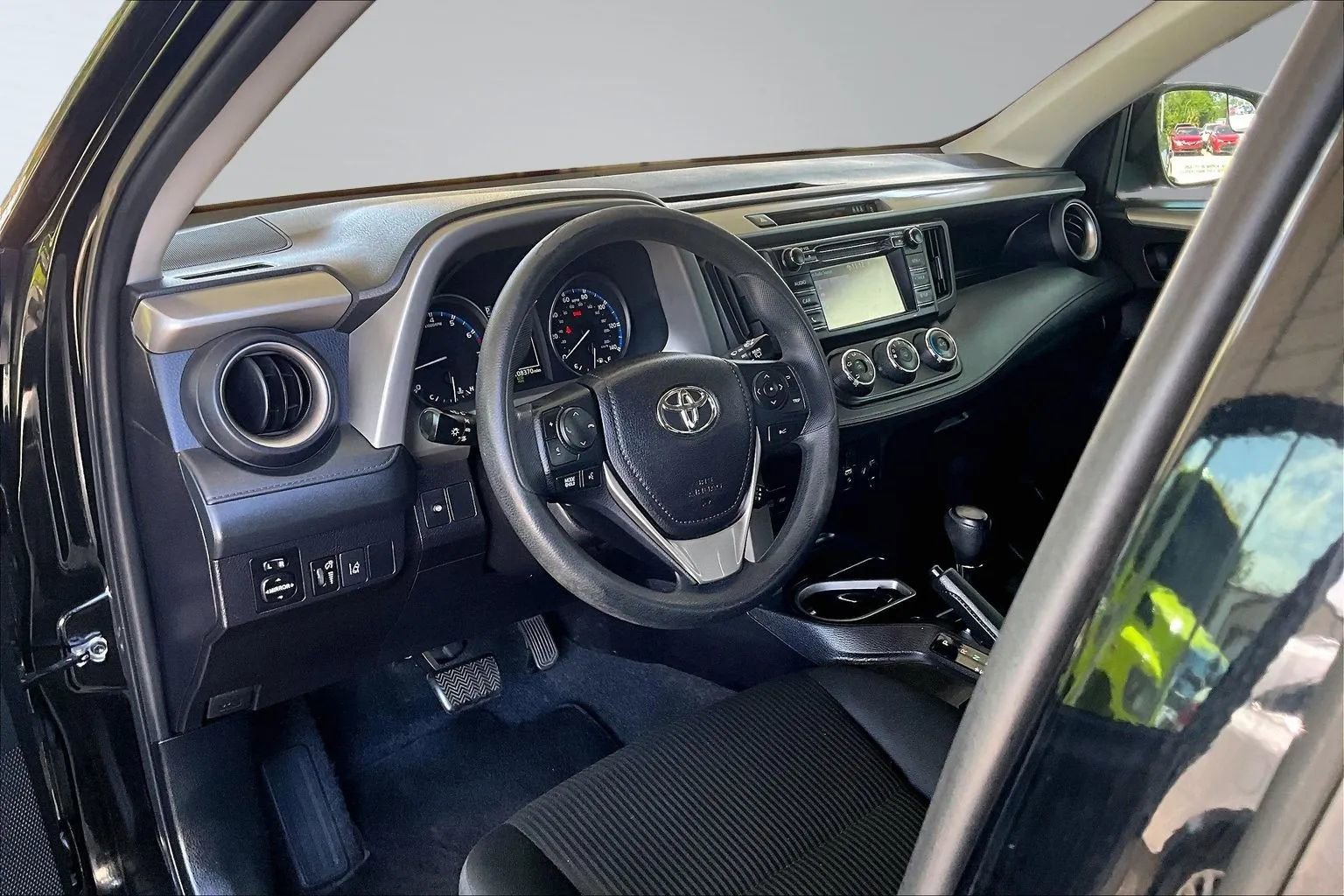 Used 2017 Toyota RAV4 LE FWD image 14