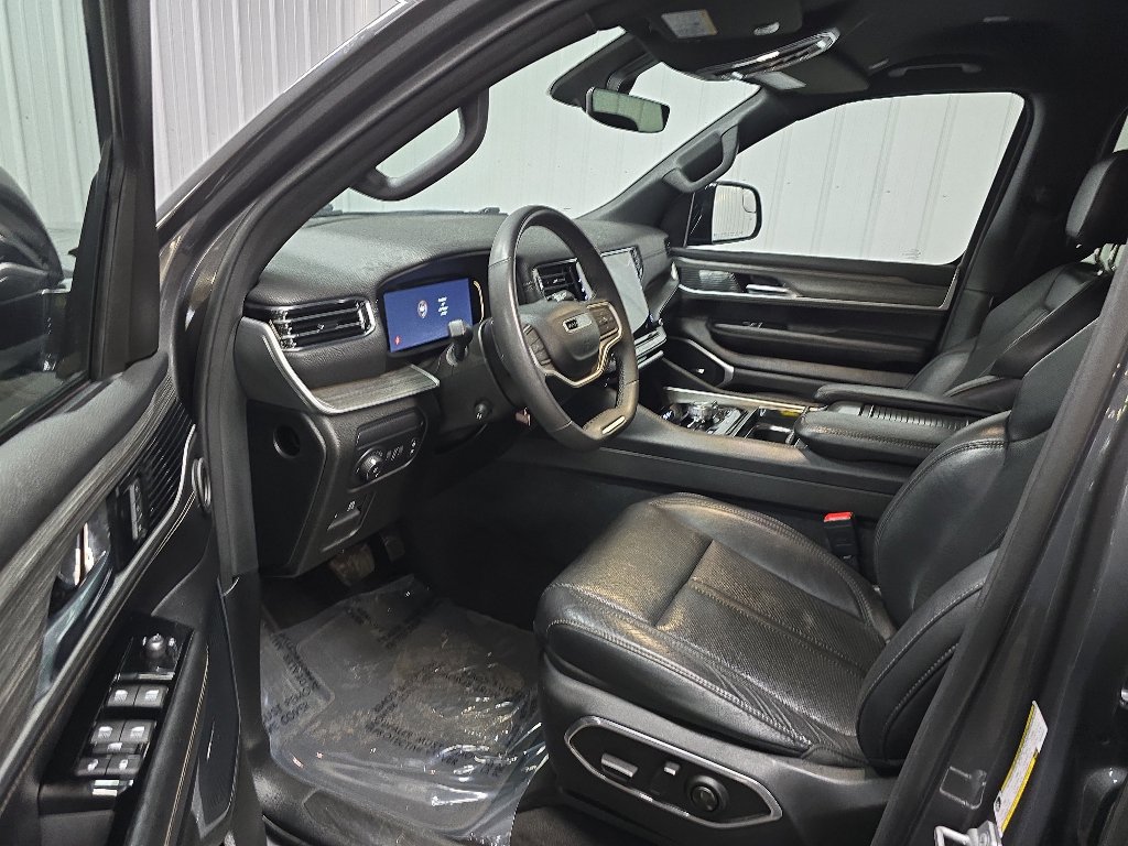 Used 2023 Jeep Wagoneer L Series III w/ Preferred Equipment Group AWD/4WD image 31