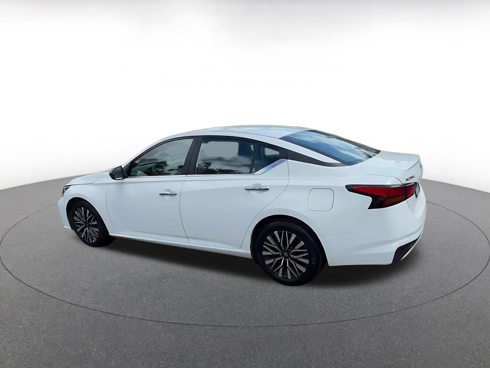 Used 2025 Nissan Altima 2.5 SV FWD image 10