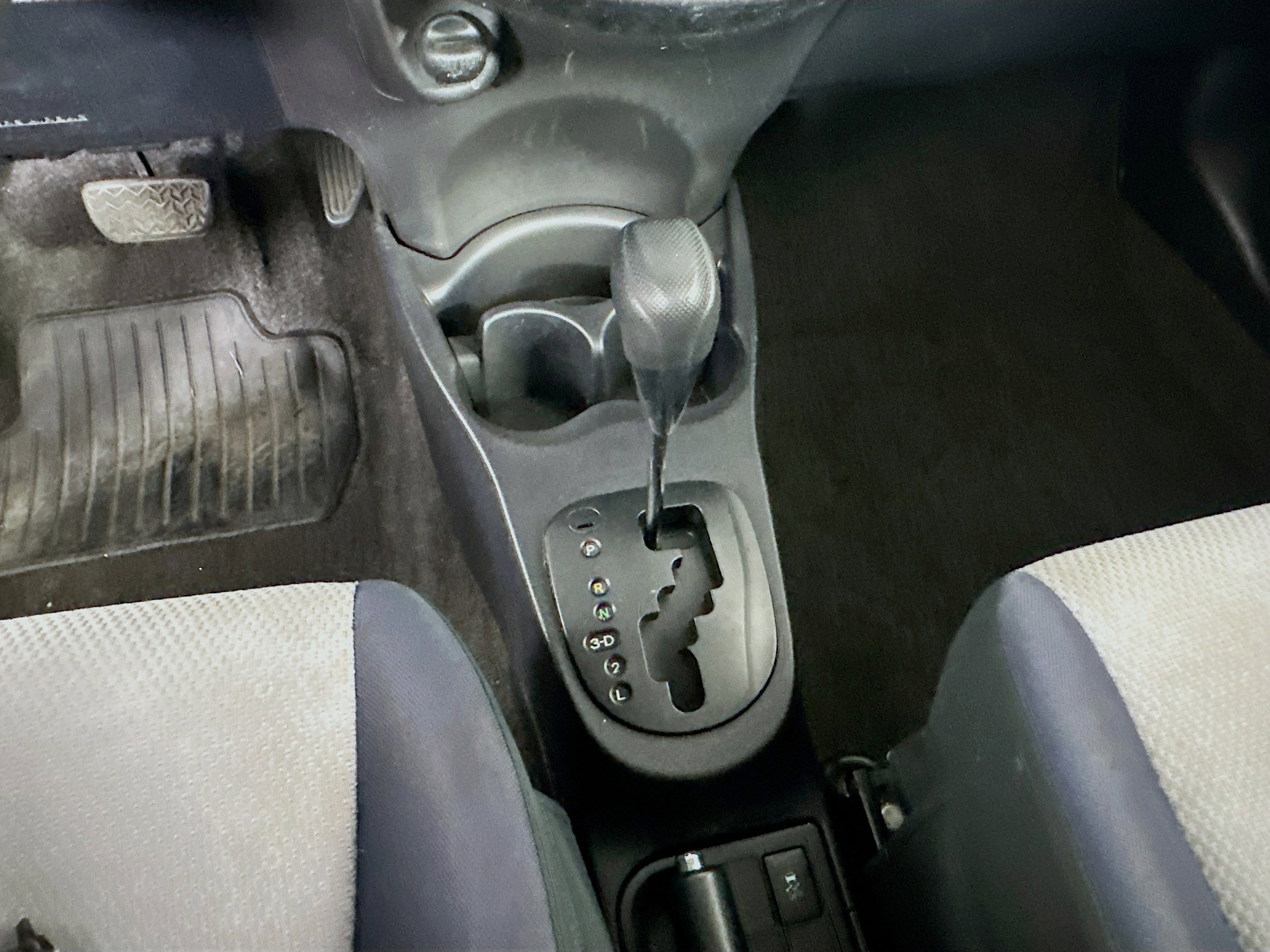 Used 2013 Toyota Yaris LE image 23