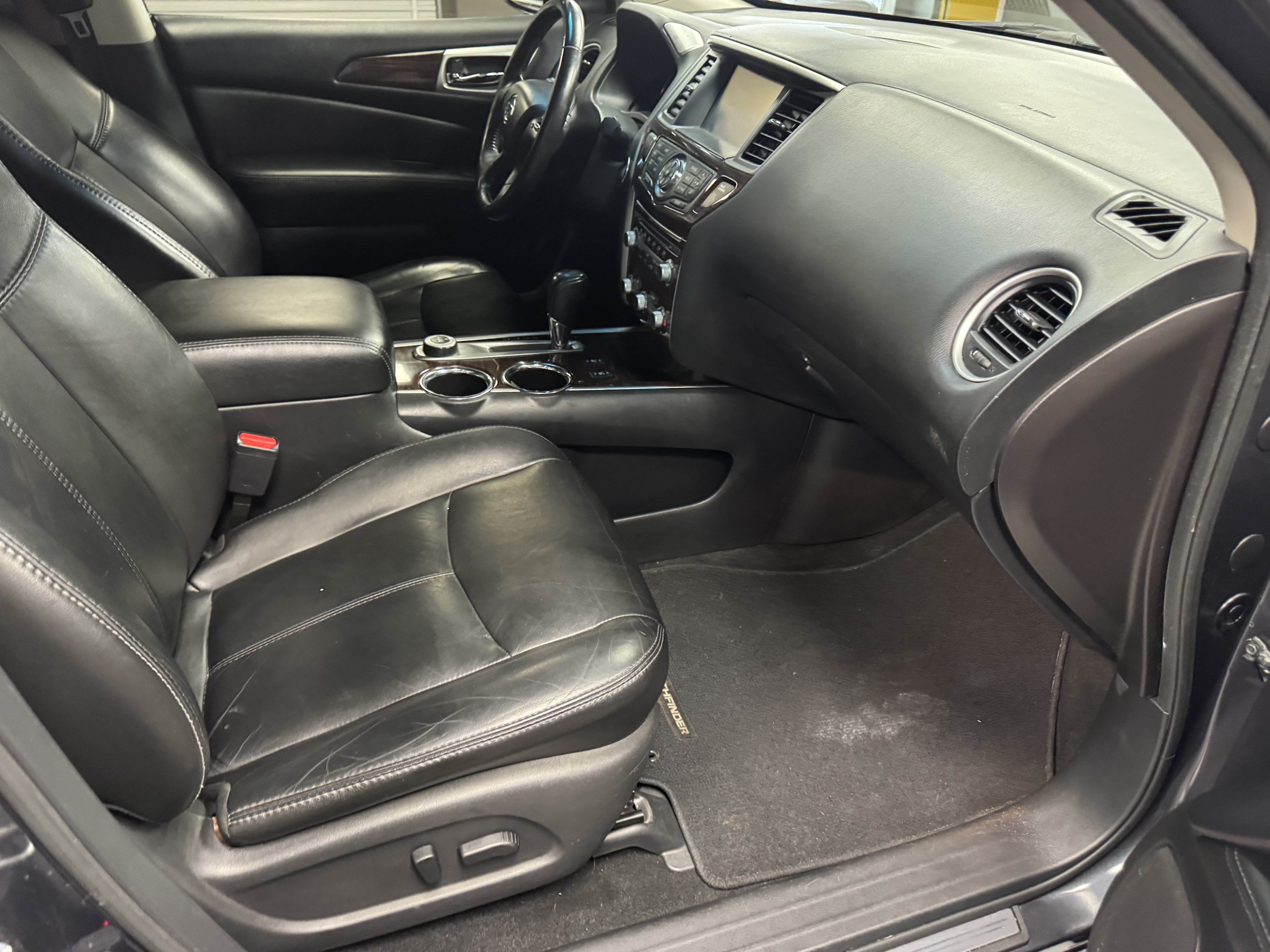 Used 2014 Nissan Pathfinder SL w/ SL Tech Package AWD/4WD image 18