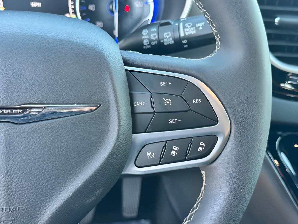 Used 2025 Chrysler Pacifica Select FWD image 14