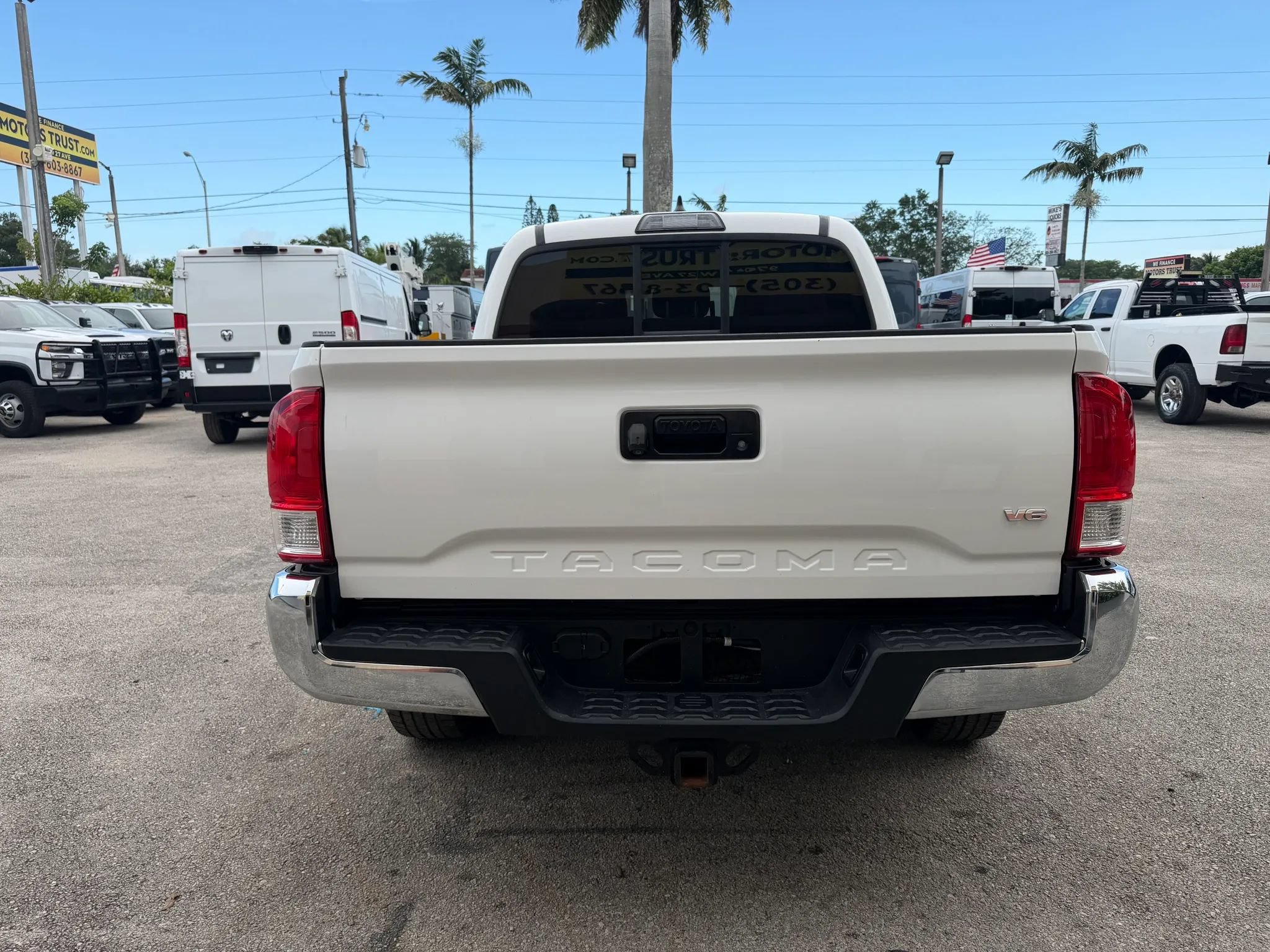 Used 2017 Toyota Tacoma SR5 w/ Tow Package RWD image 4