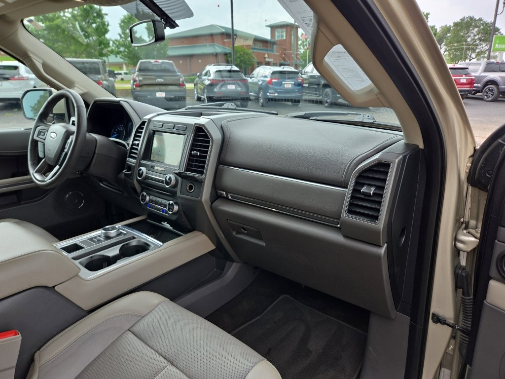Used 2018 Ford Expedition XLT w/ Equipment Group 202A RWD image 12
